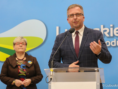 Burmistrz Szprotawy Mirosław Gąsik (przy mikrofonie) podczas konferencji prasowej poświęconej dotacjom na zabytki w województwie lubuskim
