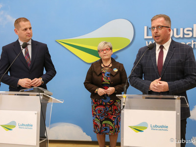 Burmistrz Szprotawy Mirosław Gąsik (przy mikrofonie) podczas konferencji prasowej poświęconej dotacjom na zabytki w województwie lubuskim
