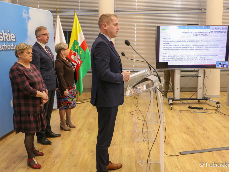 Wicemarszałek Łukasz Porycki (przy mikrofonie) podczas konferencji prasowej poświęconej dotacjom na prace konserwatorskie, restauratorskie lub roboty budowlane przy zabytkach w województwie lubuskim