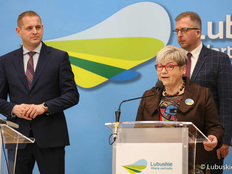 Uczestnicy konferencji prasowej poświęconej dotacjom na prace konserwatorskie, restauratorskie lub roboty budowlane przy zabytkach w województwie lubuskim