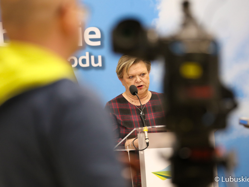 Kierowniczka Wydziału Kultury w Departamencie Infrastruktury Społecznej UMWL Iwona Peryt - Gierasimczuk podczas konferencji prasowej poświęconej dotacjom na zabytki w województwie lubuskim