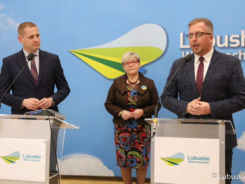 Burmistrz Szprotawy Mirosław Gąsik (przy mikrofonie) podczas konferencji prasowej poświęconej dotacjom na zabytki w województwie lubuskim