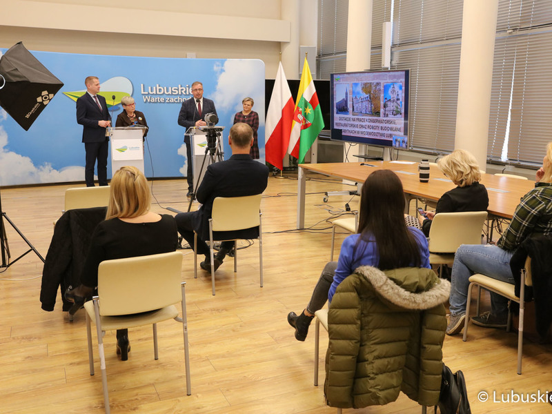 Uczestnicy konferencji prasowej poświęconej dotacjom na prace konserwatorskie, restauratorskie lub roboty budowlane przy zabytkach w województwie lubuskim