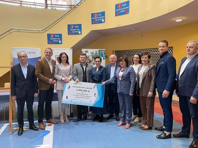 2 mln zł z budżetu województwa lubuskiego trafi w tym roku na budowę hali widowiskowo – sportowej - goście uroczystości
