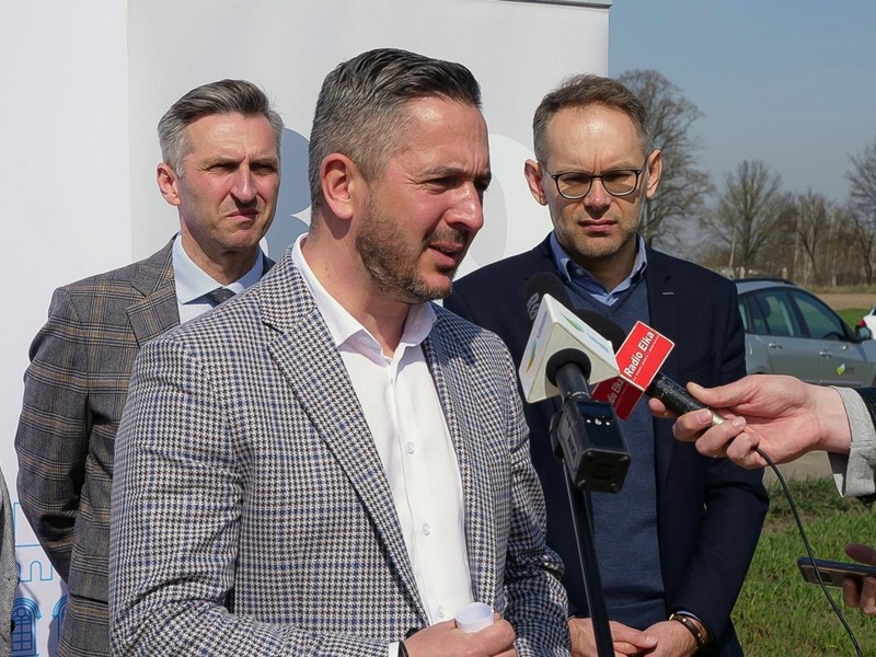 Dyrektor Zarządu Dróg Wojewódzkich w Zielonej Górze Paweł Tonder (przy mikrofonie) podczas konferencji prasowej w Tylewicach