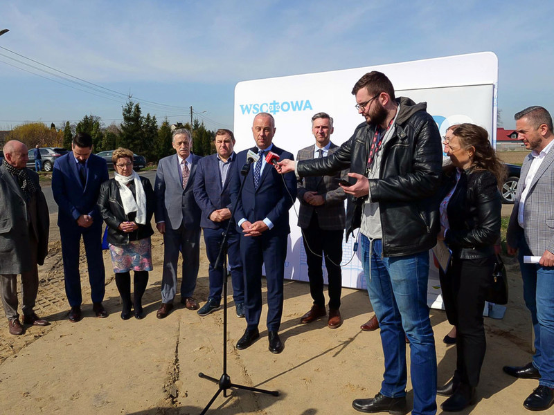 Uczestnicy konferencji prasowej w Tylewicach dotyczącej rozbudowy drogi wojewódzkiej nr 278 na odcinku Stare Strącze – Wschowa. Przy mikrofonie Członek Zarządu Województwa Lubuskiego Marcin Jabłoński.