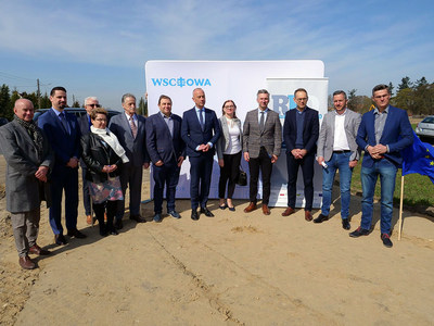Uczestnicy konferencji prasowej w Tylewicach dotyczącej rozbudowy drogi wojewódzkiej nr 278 na odcinku Stare Strącze – Wschowa