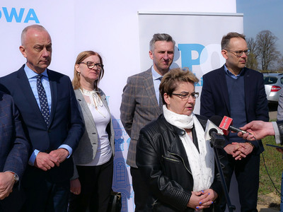 Sołtys Tylewic Maria Frąckowiak podczas konferencji prasowej dotyczącej rozbudowy drogi wojewódzkiej nr 278 na odcinku Stare Strącze – Wschowa