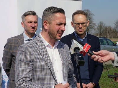  Dyrektor Zarządu Dróg Wojewódzkich w Zielonej Górze Paweł Tonder (przy mikrofonie) podczas konferencji prasowej w Tylewicach 