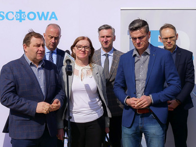Radni Województwa Lubuskiego (na pierwszym planie od lewej) Grzegorz Potęga, Małgorzata Paluch-Słowińska oraz Sebastian Ciemnoczołowski na konferencji prasowej w Tylewicach 