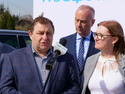Radny Województwa Lubuskiego Grzegorz Potega (przy mikrofonie) podczas Uczestnicy konferencji prasowej w Tylewicach