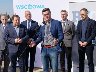 Radny Województwa Lubuskiego Sebastian Ciemnoczołowski (przy mikrofonie) podczas Uczestnicy konferencji prasowej w Tylewicach