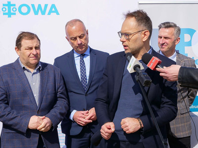 Burmistrz Wschowy Konrad Antkowiak (przy mikrofonie) podczas Uczestnicy konferencji prasowej w Tylewicach