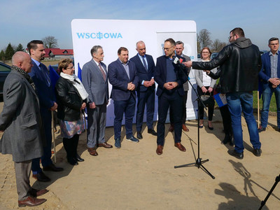 Uczestnicy konferencji prasowej w Tylewicach dotyczącej rozbudowy drogi wojewódzkiej nr 278 na odcinku Stare Strącze – Wschowa