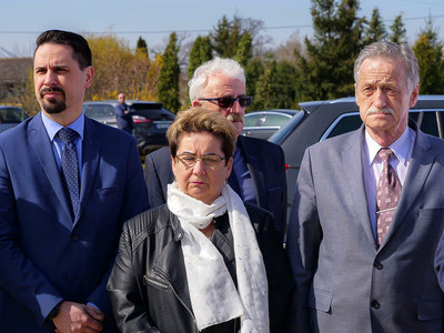 Uczestnicy konferencji prasowej w Tylewicach dotyczącej rozbudowy drogi wojewódzkiej nr 278 na odcinku Stare Strącze – Wschowa
