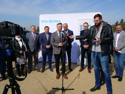 Uczestnicy konferencji prasowej w Tylewicach dotyczącej rozbudowy drogi wojewódzkiej nr 278 na odcinku Stare Strącze – Wschowa