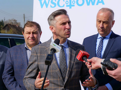 Poseł RP Waldemar Sługocki (przy mikrofonie) podczas Uczestnicy konferencji prasowej w Tylewicach