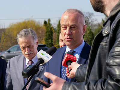 Członek Zarządu Województwa Lubuskiego Marcin Jabłoński (przy mikrofonie) podczas Uczestnicy konferencji prasowej w Tylewicach