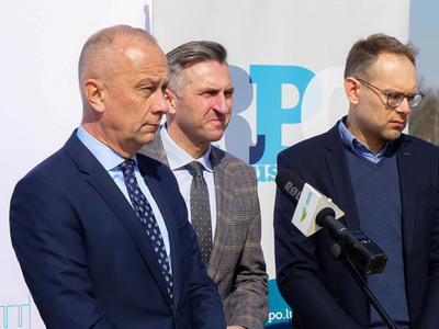 Uczestnicy konferencji prasowej w Tylewicach dotyczącej rozbudowy drogi wojewódzkiej nr 278 na odcinku Stare Strącze – Wschowa
