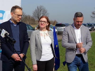 Uczestnicy konferencji prasowej w Tylewicach. Od lewej: Burmistrz Wschowy Konrad Antkowiak, Radna Województwa Lubuskiego Małgorzata Paluch-Słowińska oraz dyr Zarządu Dróg Wojewódzkich w Zielonej Górze Paweł Tonder na konferencji prasowej w Tylewicach 