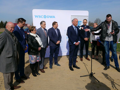 Uczestnicy konferencji prasowej w Tylewicach dotyczącej rozbudowy drogi wojewódzkiej nr 278 na odcinku Stare Strącze – Wschowa. Przy mikrofonie Członek Zarządu Województwa Lubuskiego Marcin Jabłoński.