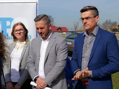 Radni Województwa Lubuskiego (po bokach) Sebastian Ciemnoczołowski i Małgorzata Paluch-Słowińska oraz dyr Zarządu Dróg Wojewódzkich w Zielonej Górze Paweł Tonder (w środku) na konferencji prasowej w Tylewicach 
