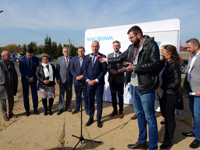 Uczestnicy konferencji prasowej w Tylewicach dotyczącej rozbudowy drogi wojewódzkiej nr 278 na odcinku Stare Strącze – Wschowa. Przy mikrofonie Członek Zarządu Województwa Lubuskiego Marcin Jabłoński.