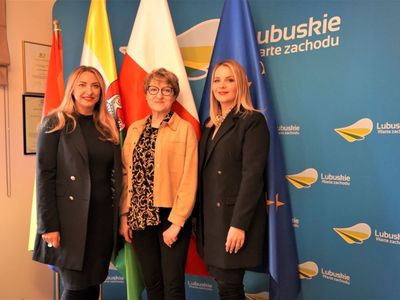 22 kwietnia 2022 r. marszałek Elżbieta Anna Polak spotkała się z radną województwa lubuskiego Annę Synowiec i pochodzącą z Gorzowa, a mieszkającą w Szkocji Agnieszką Ford. Razem wzięły udział w konferencji prasowej na temat pomocy dla Ukrainy. 