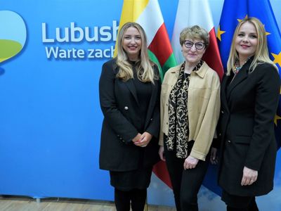 22 kwietnia 2022 r. marszałek Elżbieta Anna Polak spotkała się z radną województwa lubuskiego Annę Synowiec i pochodzącą z Gorzowa, a mieszkającą w Szkocji Agnieszką Ford. Razem wzięły udział w konferencji prasowej na temat pomocy dla Ukrainy. 