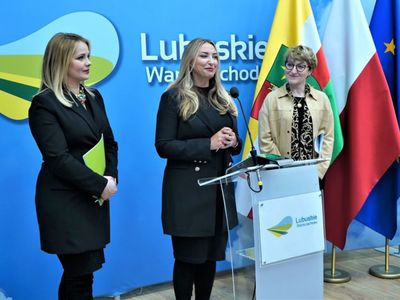 22 kwietnia 2022 r. marszałek Elżbieta Anna Polak spotkała się z radną województwa lubuskiego Annę Synowiec i pochodzącą z Gorzowa, a mieszkającą w Szkocji Agnieszką Ford. Razem wzięły udział w konferencji prasowej na temat pomocy dla Ukrainy. 