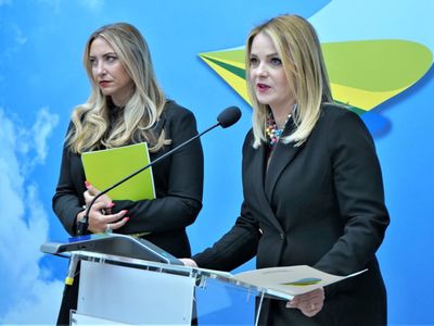 22 kwietnia 2022 r. marszałek Elżbieta Anna Polak spotkała się z radną województwa lubuskiego Annę Synowiec i pochodzącą z Gorzowa, a mieszkającą w Szkocji Agnieszką Ford. Razem wzięły udział w konferencji prasowej na temat pomocy dla Ukrainy. 