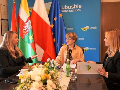 22 kwietnia 2022 r. marszałek Elżbieta Anna Polak spotkała się z radną województwa lubuskiego Annę Synowiec i pochodzącą z Gorzowa, a mieszkającą w Szkocji Agnieszką Ford. Razem wzięły udział w konferencji prasowej na temat pomocy dla Ukrainy. 