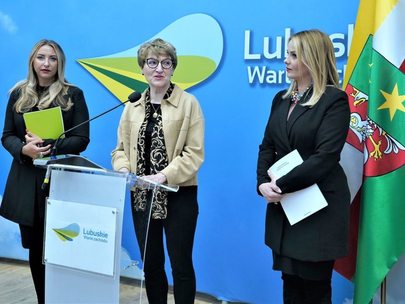 22 kwietnia 2022 r. marszałek Elżbieta Anna Polak spotkała się z radną województwa lubuskiego Annę Synowiec i pochodzącą z Gorzowa, a mieszkającą w Szkocji Agnieszką Ford. Razem wzięły udział w konferencji prasowej na temat pomocy dla Ukrainy.