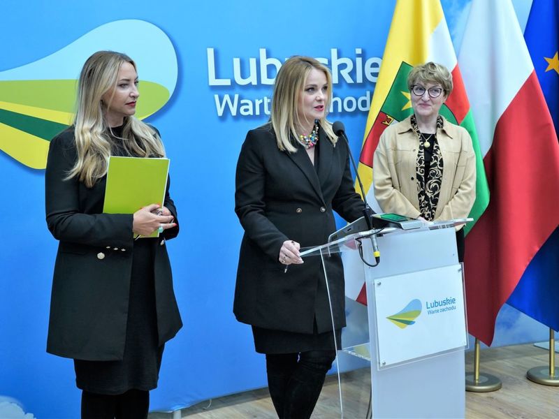 22 kwietnia 2022 r. marszałek Elżbieta Anna Polak spotkała się z radną województwa lubuskiego Annę Synowiec i pochodzącą z Gorzowa, a mieszkającą w Szkocji Agnieszką Ford. Razem wzięły udział w konferencji prasowej na temat pomocy dla Ukrainy.