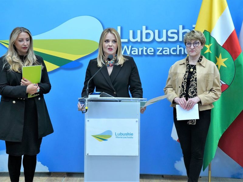 22 kwietnia 2022 r. marszałek Elżbieta Anna Polak spotkała się z radną województwa lubuskiego Annę Synowiec i pochodzącą z Gorzowa, a mieszkającą w Szkocji Agnieszką Ford. Razem wzięły udział w konferencji prasowej na temat pomocy dla Ukrainy.