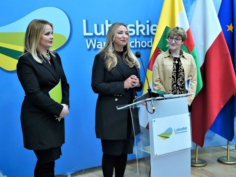 22 kwietnia 2022 r. marszałek Elżbieta Anna Polak spotkała się z radną województwa lubuskiego Annę Synowiec i pochodzącą z Gorzowa, a mieszkającą w Szkocji Agnieszką Ford. Razem wzięły udział w konferencji prasowej na temat pomocy dla Ukrainy.