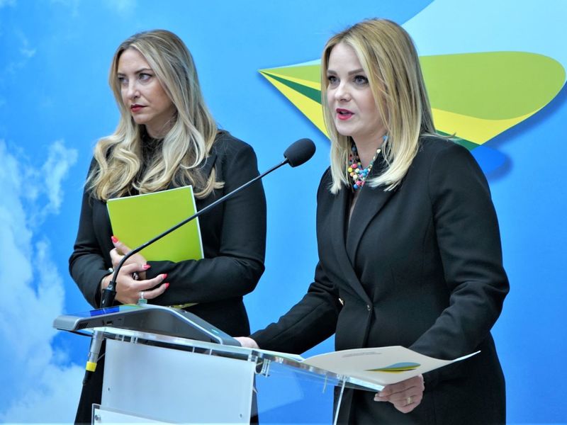 22 kwietnia 2022 r. marszałek Elżbieta Anna Polak spotkała się z radną województwa lubuskiego Annę Synowiec i pochodzącą z Gorzowa, a mieszkającą w Szkocji Agnieszką Ford. Razem wzięły udział w konferencji prasowej na temat pomocy dla Ukrainy.
