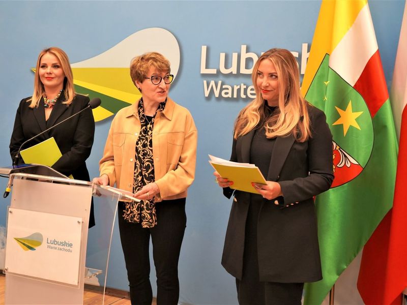 22 kwietnia 2022 r. marszałek Elżbieta Anna Polak spotkała się z radną województwa lubuskiego Annę Synowiec i pochodzącą z Gorzowa, a mieszkającą w Szkocji Agnieszką Ford. Razem wzięły udział w konferencji prasowej na temat pomocy dla Ukrainy.