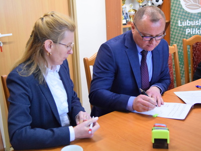 

 Nawadnianie boisk - podpisanie umów 

