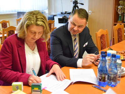  Nawadnianie boisk - podpisanie umów 