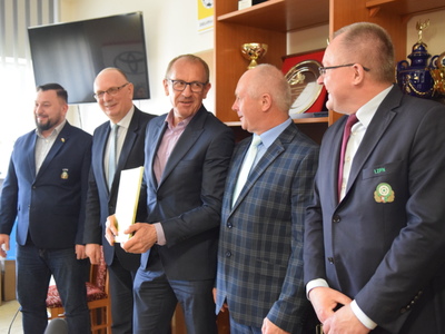  Nawadnianie boisk - wręczenie umów 
