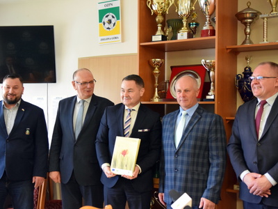  Nawadnianie boisk - wręczenie umów 