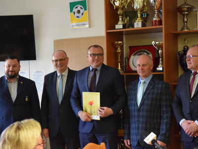  Nawadnianie boisk - wręczenie umów 