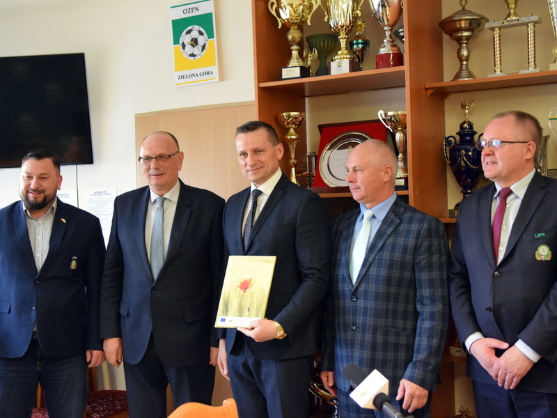 Nawadnianie boisk - wręczenie umów