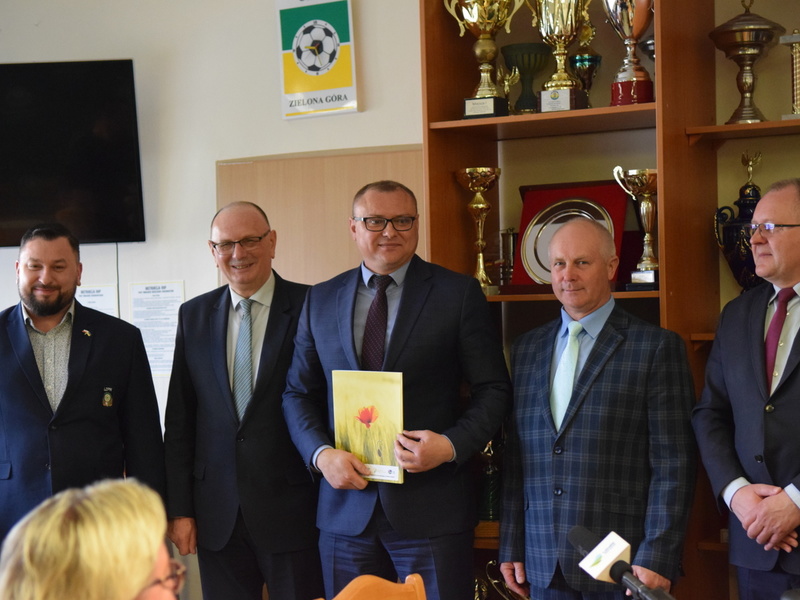 Nawadnianie boisk - wręczenie umów