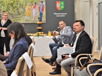 25 kwietnia 2022 r. w Urzędzie Marszałkowskim Województwa Lubuskiego w Zielonej Górze odbyła się V sesja Lubuskiego Sejmiku Seniorów II kadencji.