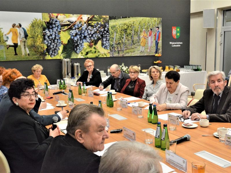 25 kwietnia 2022 r. w Urzędzie Marszałkowskim Województwa Lubuskiego w Zielonej Górze odbyła się V sesja Lubuskiego Sejmiku Seniorów II kadencji.