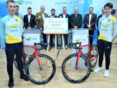 Konferencja prasowa w UMWL w Zielonej Górze na temat: „Szosowa Lubuska Liga Kolarska” oraz „Kolarska Młodzieżowa Reprezentacja Województwa Lubuskiego”. Lubuski Związek Kolarski otrzymał od Samorządu Województwa Lubuskiego dotację celową w wysokości 250 tys. zł.  