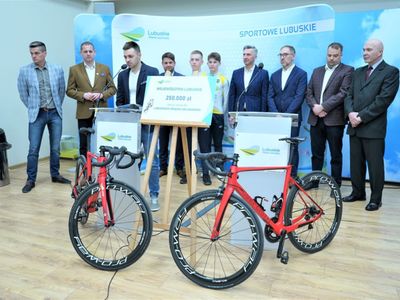Konferencja prasowa w UMWL w Zielonej Górze na temat: „Szosowa Lubuska Liga Kolarska” oraz „Kolarska Młodzieżowa Reprezentacja Województwa Lubuskiego”. Lubuski Związek Kolarski otrzymał od Samorządu Województwa Lubuskiego dotację celową w wysokości 250 tys. zł.  