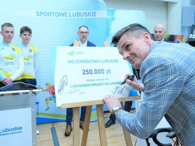 Konferencja prasowa w UMWL w Zielonej Górze na temat: „Szosowa Lubuska Liga Kolarska” oraz „Kolarska Młodzieżowa Reprezentacja Województwa Lubuskiego”. Lubuski Związek Kolarski otrzymał od Samorządu Województwa Lubuskiego dotację celową w wysokości 250 tys. zł.  